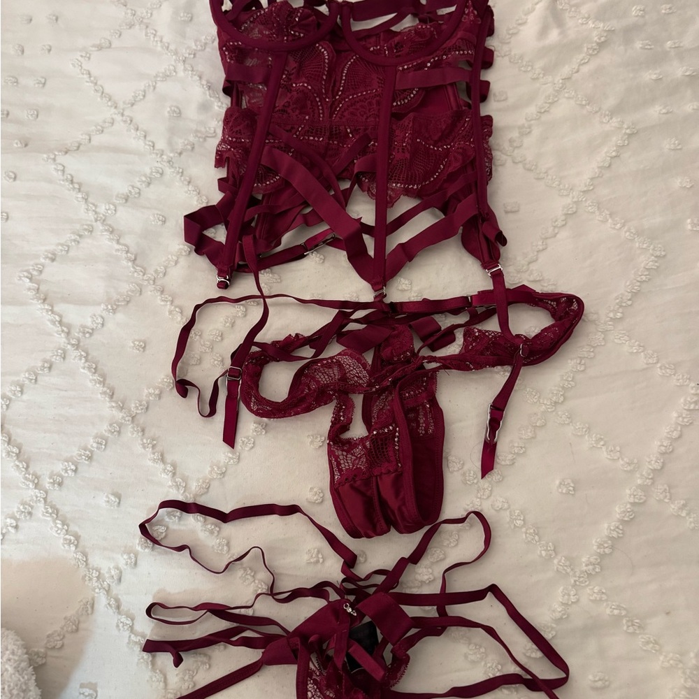 Hunkemoller Burgundy lace lingerie set - corsette size 34B, 2 pairs of panties s